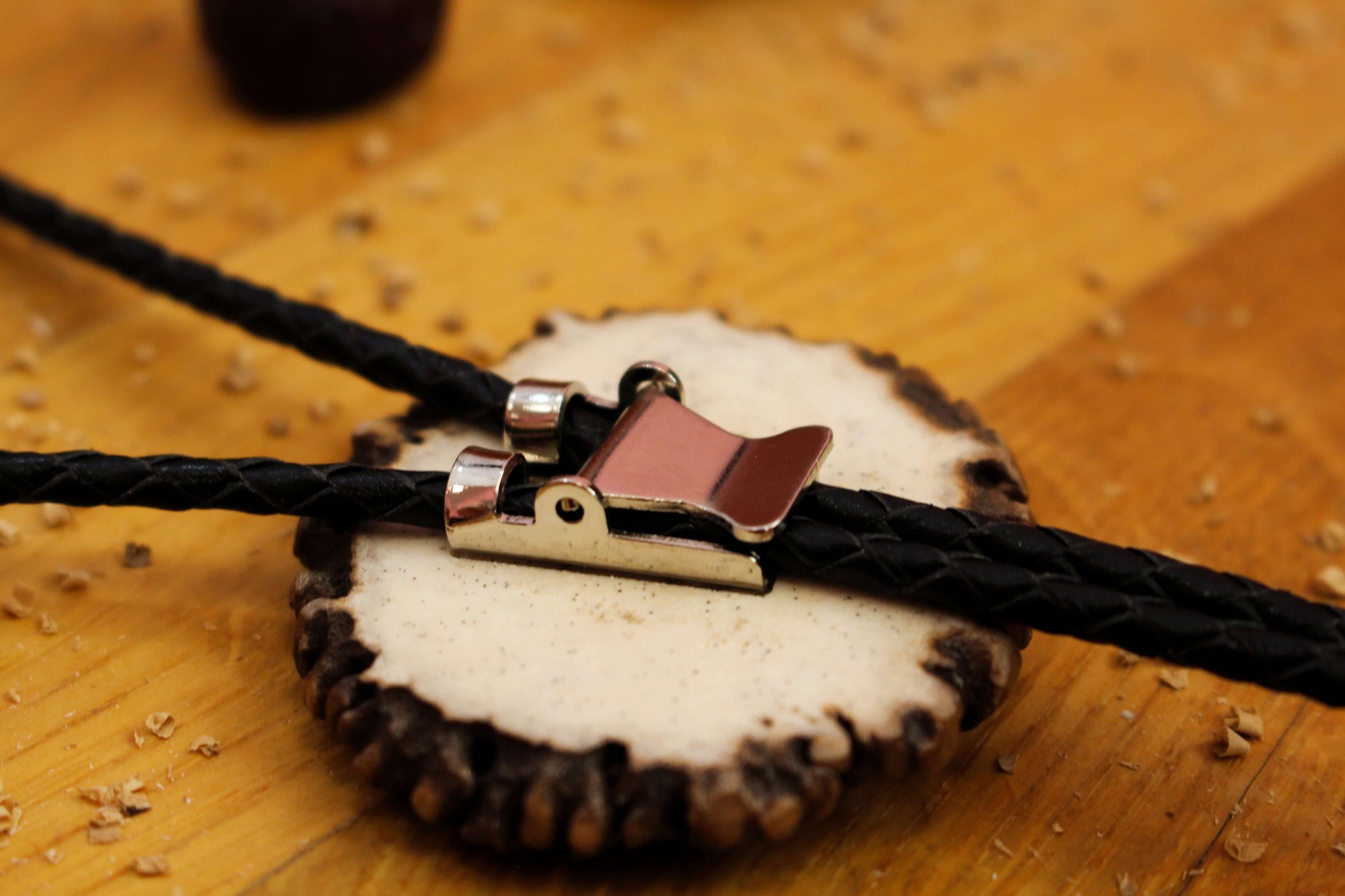 Size adjustment mechanism of Antler Bolo Tie with leather cord 